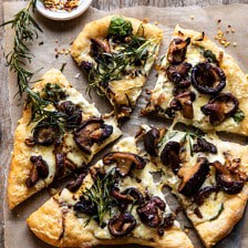 法式洋葱蘑菇披萨。