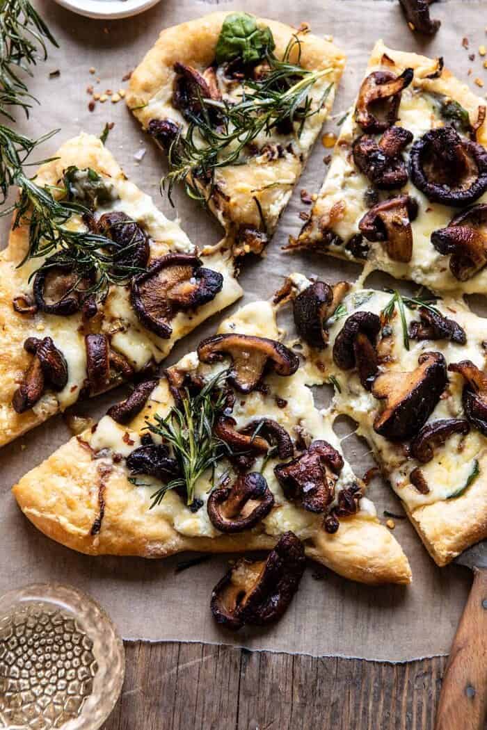 法国洋葱蘑菇披萨的特写照片