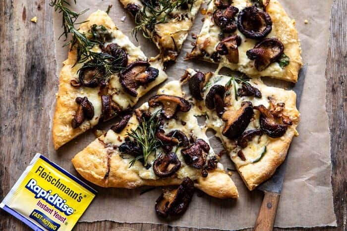 法国洋葱蘑菇披萨的横向照片