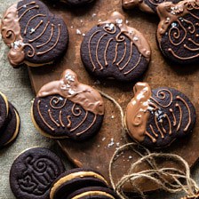 花生酱酿巧克力杰克-O'-灯笼饼干|halfbakedharvest.com #peanutbbutter #chocolate #cookies #halloween #thanksgiving