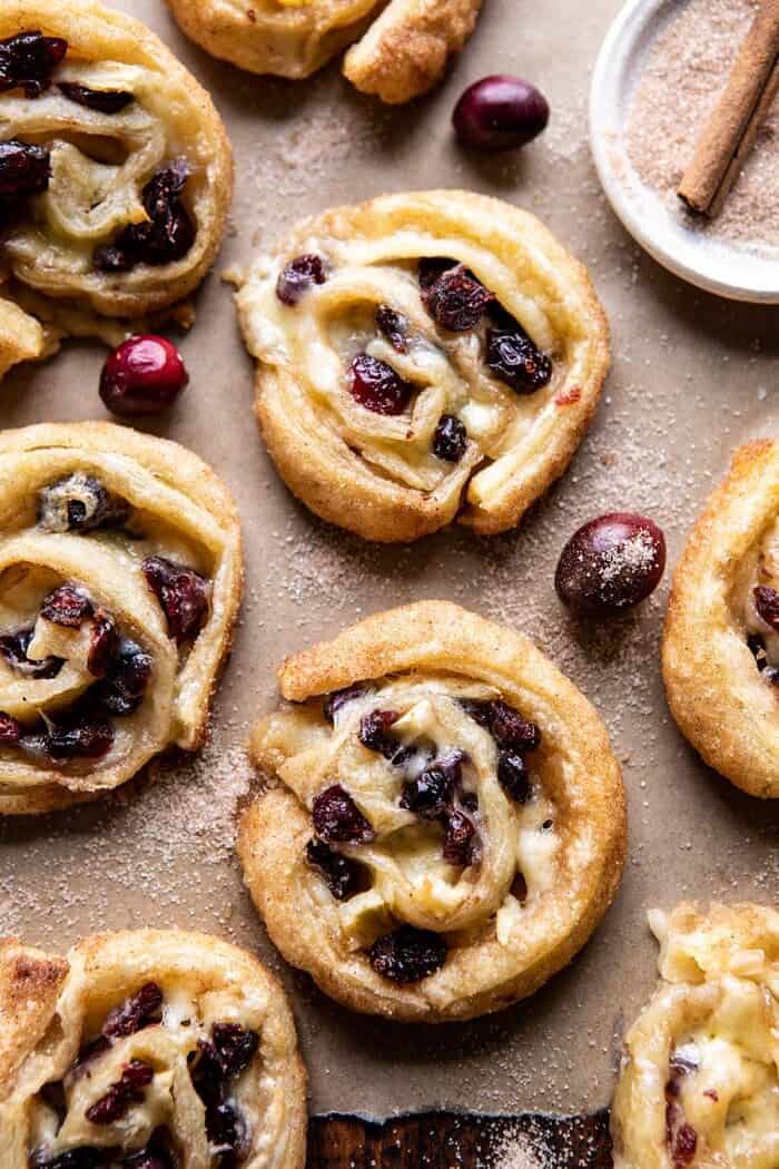5成分蔓越莓Brie Cinnamon Puff糕点漩涡|halfbakedharvest.com #brie #cranberries #thanksgiving #christmas