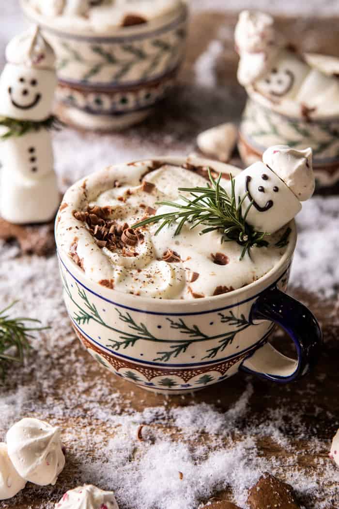 在乳脂状的椰子热巧克力照片与熔化雪人蛋白软糖的照片在热可可粉