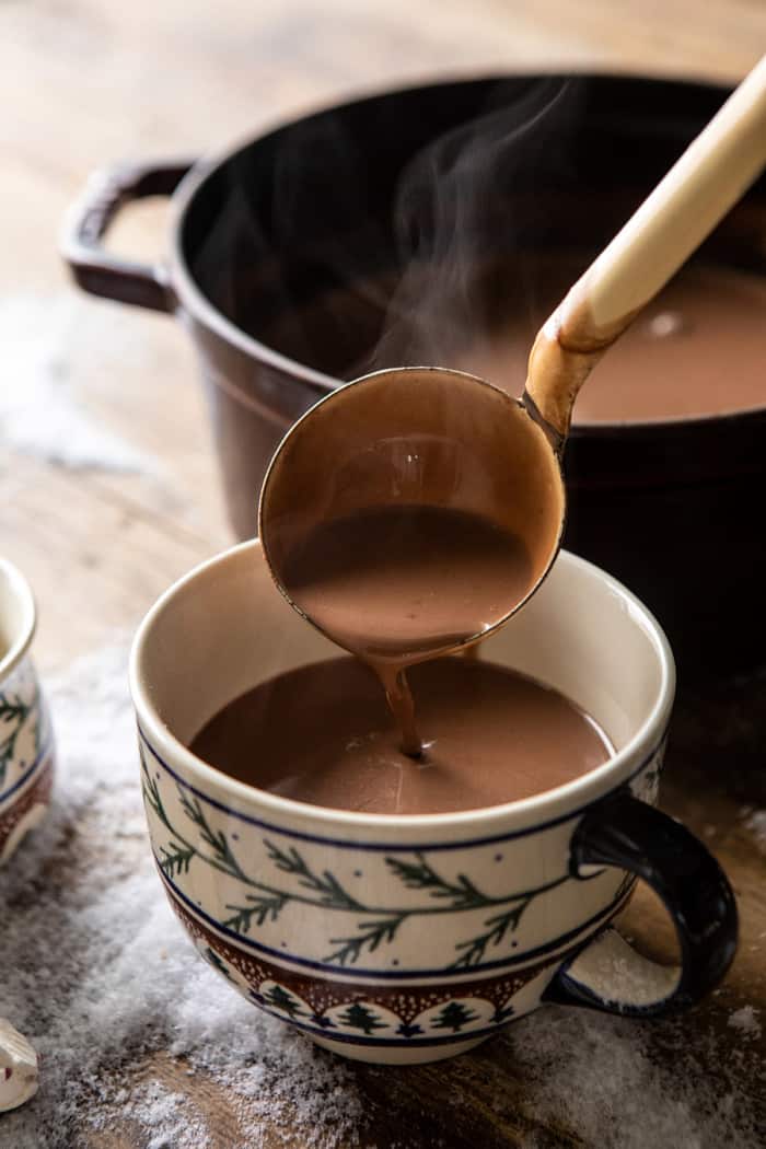 奶油椰子热巧克力倒入热可可杯