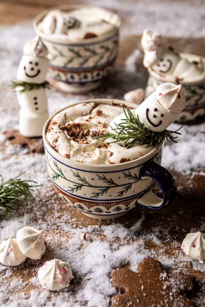 在乳脂状的椰子热巧克力照片与熔化的雪人在杯子里