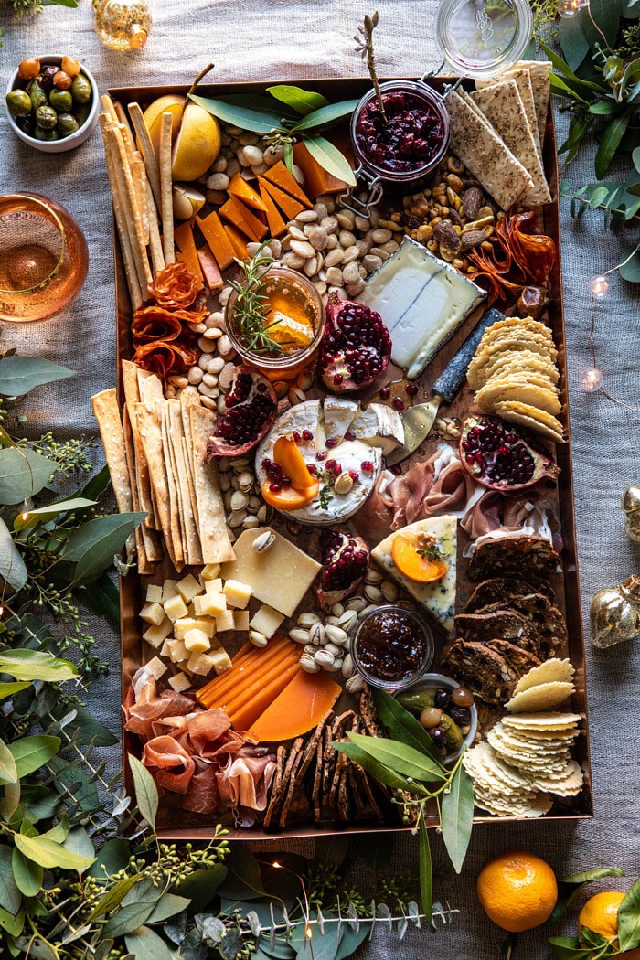 How to Make a Easy Holiday Cheese Board | halfbakedharvest.com #cheeseboard #开胃菜#圣诞节#感恩节