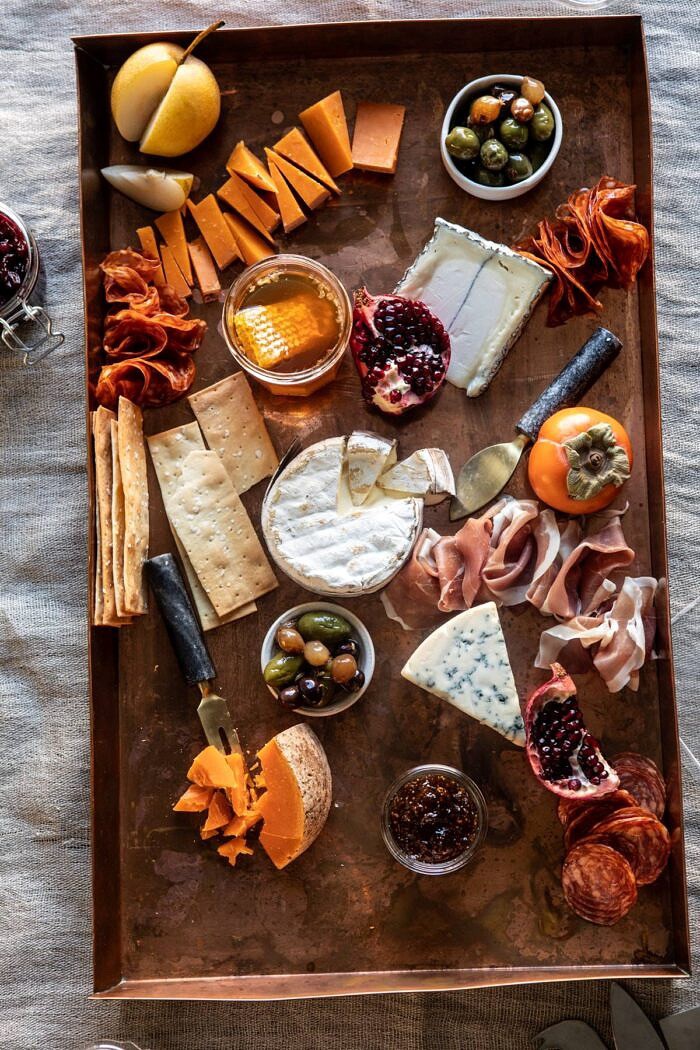 如何制作一个简单的假日奶酪板|halfbakedharvest.com #cheeseboard #appetizers #christmas #thanksgiving
