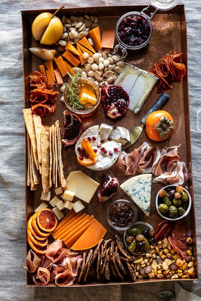 如何制作一个简单的假日奶酪板|halfbakedharvest.com #cheeseboard #appetizers #christmas #thanksgiving