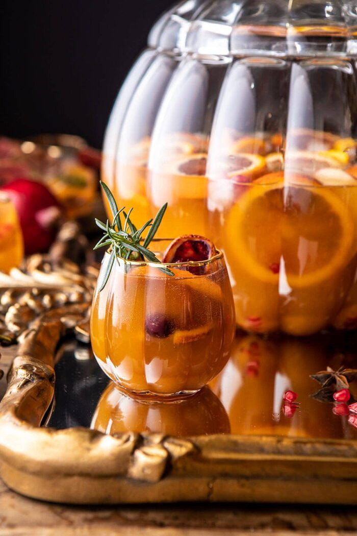 感恩节桑格利亚汽酒在南瓜玻璃的特写照片