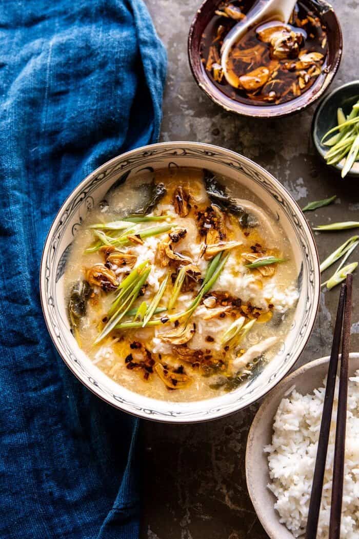 30分钟的中蛋下降鸡肉米饭汤加辣椒油|halfbakedharvest.com #chinese #easyBOB娱乐下载recipes＃30minuteinner #soup