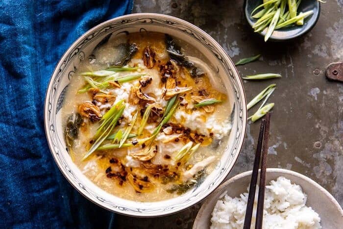 30分钟的水平照片中国鸡蛋下落鸡米汤用garlicky辣椒油