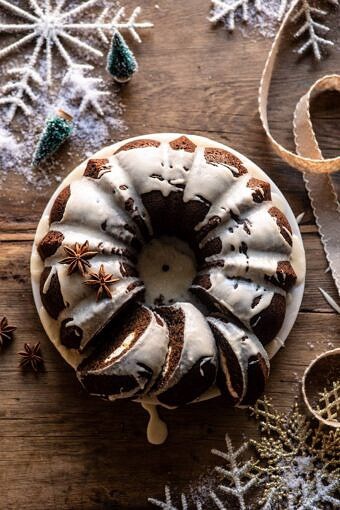 奶油奶酪旋转的柴姜饼蛋糕|halfbakedharvest.com #gingerbread #cake #Christmas #dessert