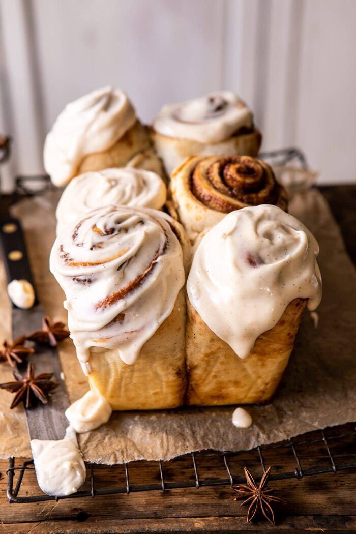 隔夜肉桂卷面包与柴霜|halfbakedharvest.com #cinnamonrolls #christmas #breakfast