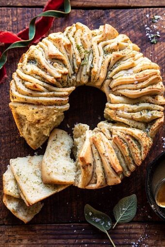 Pull-Apart Garlic Butter Bread花环| halfbakedharvest.com #大蒜面包#圣诞节