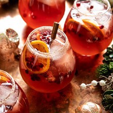 闪亮的圣诞派对潘趣酒| halfbakedharvest.com #潘趣酒#圣诞饮料#鸡尾酒