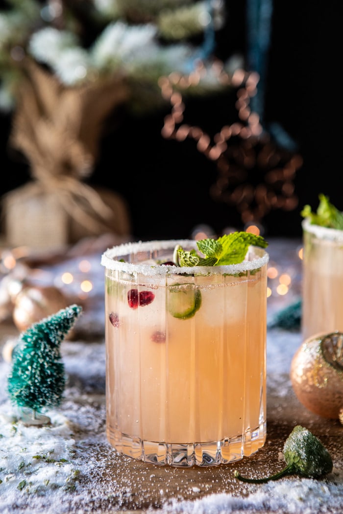 辣甜咧嘴果鸡尾酒|halfbakedharvest.com #thegrinch #christmasdrondsaturday #vodka