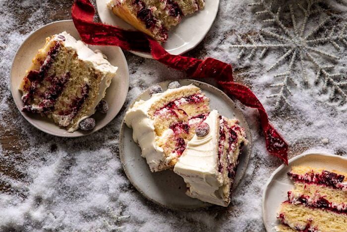 白色圣诞节蔓越桔层蛋糕顶上的照片