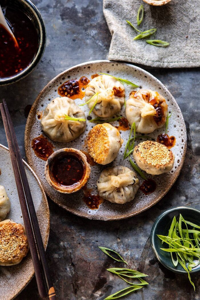 中国蘑菇饺子顶上的照片用甜辣椒姜芝麻酱
