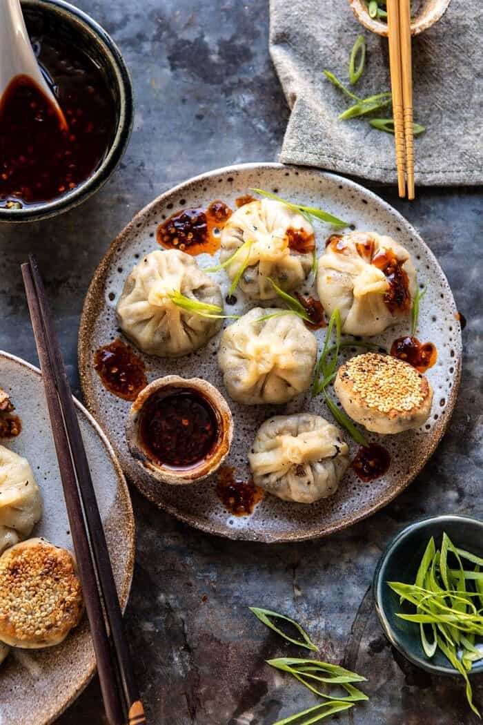 中国蘑菇饺子顶上的照片用甜辣椒姜芝麻酱