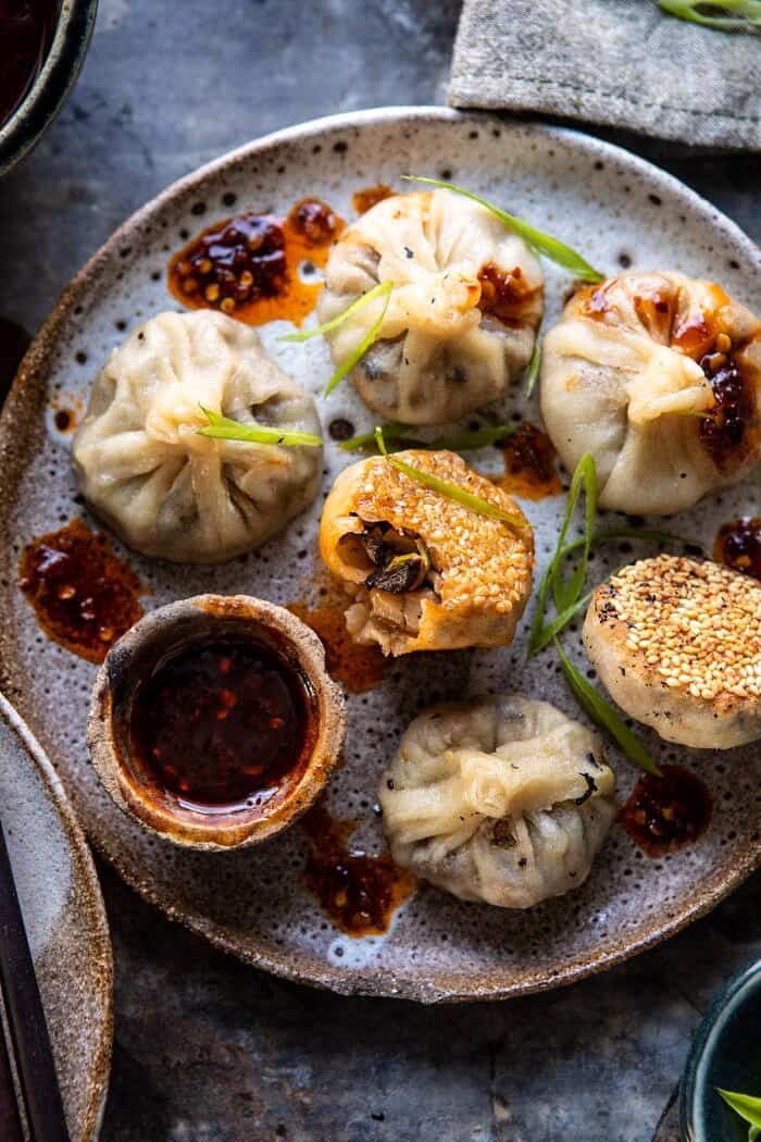 中国蘑菇饺子顶上的照片用甜辣椒姜芝麻酱和咬掉饺子
