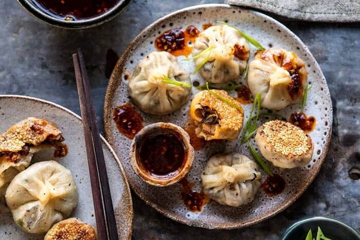 中国蘑菇饺子顶上的水平照片用甜辣椒姜芝麻酱