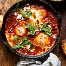 《炼狱》里的鸡蛋配上辣椒黄油和菲达奶酪。