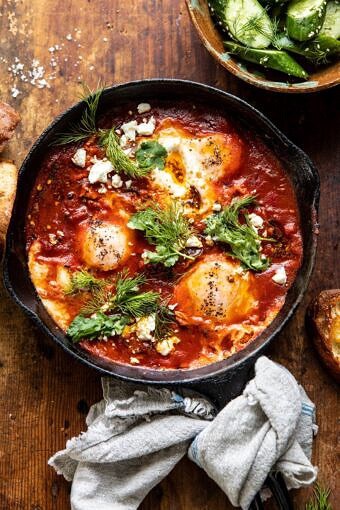 辣椒和羊肉炼狱中的鸡蛋|halfbakedharvest.com #breakfastrecipe #eggs.