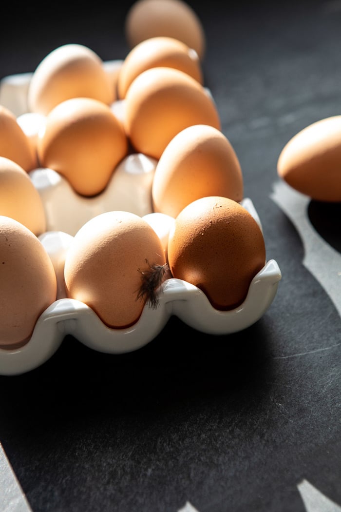 辣椒和幼料炼狱中的鸡蛋|halfbakedharvest.com #breakfastrecipe #eggs.