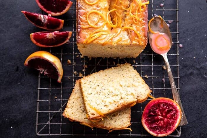 柠檬水平的照片罂粟籽蛋糕用柑橘蜂蜜釉与2片蛋糕裁减