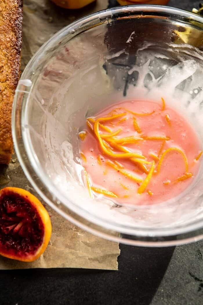 柑橘蜂蜜釉在混合碗里