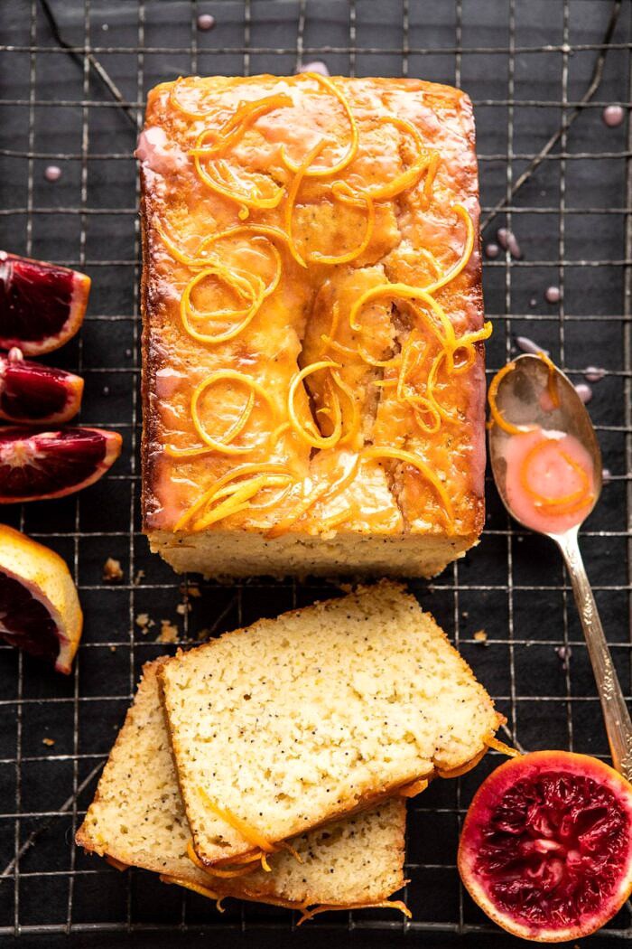 柠檬罂粟种蛋糕顶上的照片与柑橘蜂蜜釉和2块蛋糕切