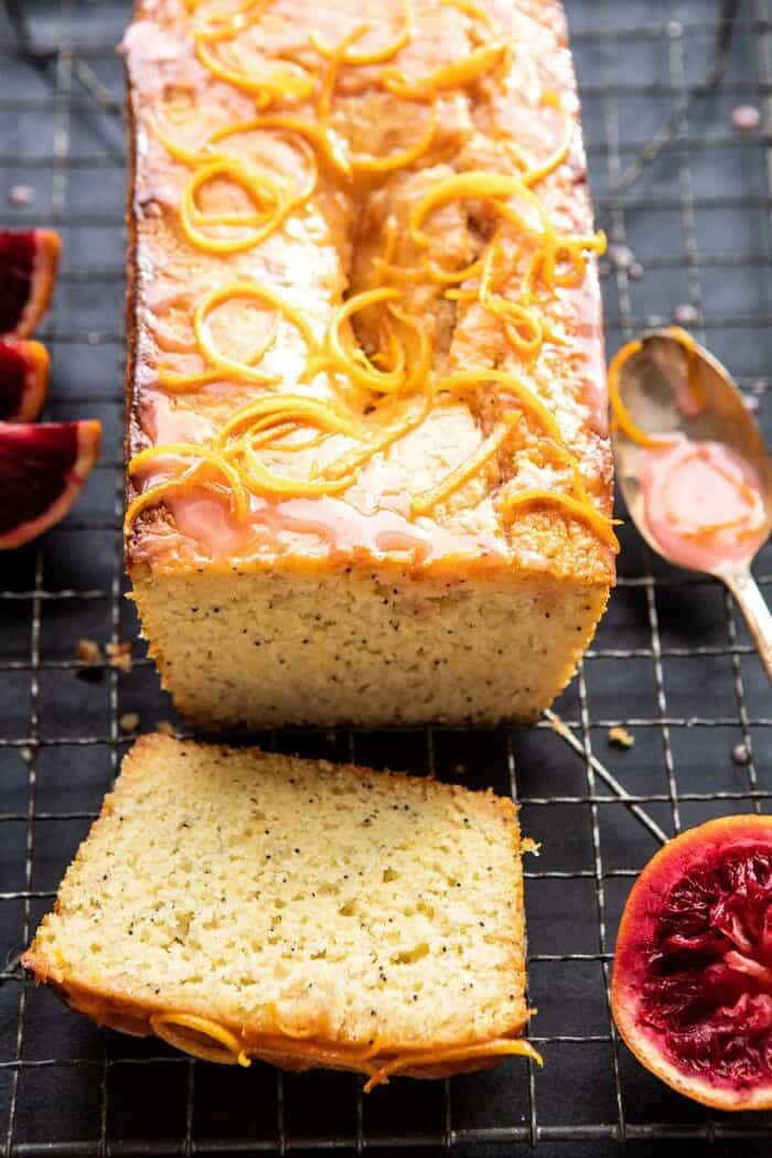 柠檬罂粟籽蛋糕与柑橘蜜糖釉与1块蛋糕切的侧面照片