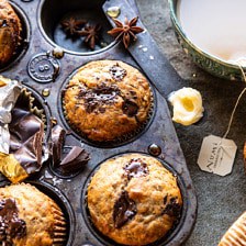 一个碗巧克力块柴香蕉松饼|halfbakedharvest.com #healthy #bananabread #muffin