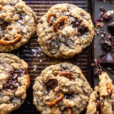 盐渍椒盐脆饼牛仔派对饼干|halfbakedharvest.com #cookies #chocolate.