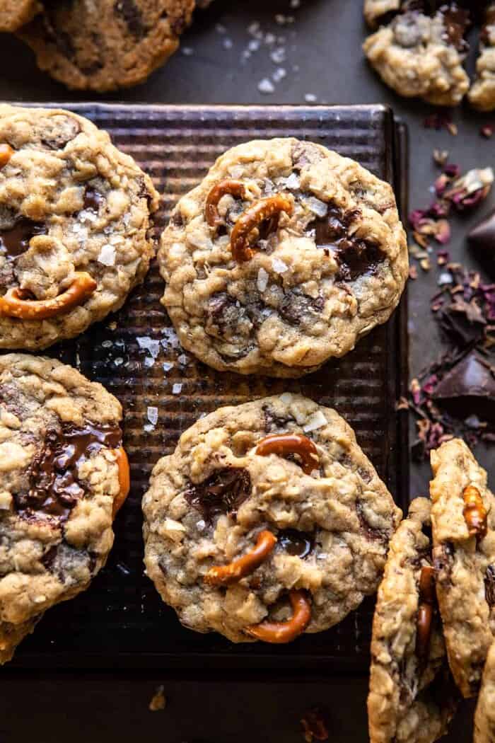 盐渍椒盐脆饼牛仔派对饼干|halfbakedharvest.com #cookies #chocolate.