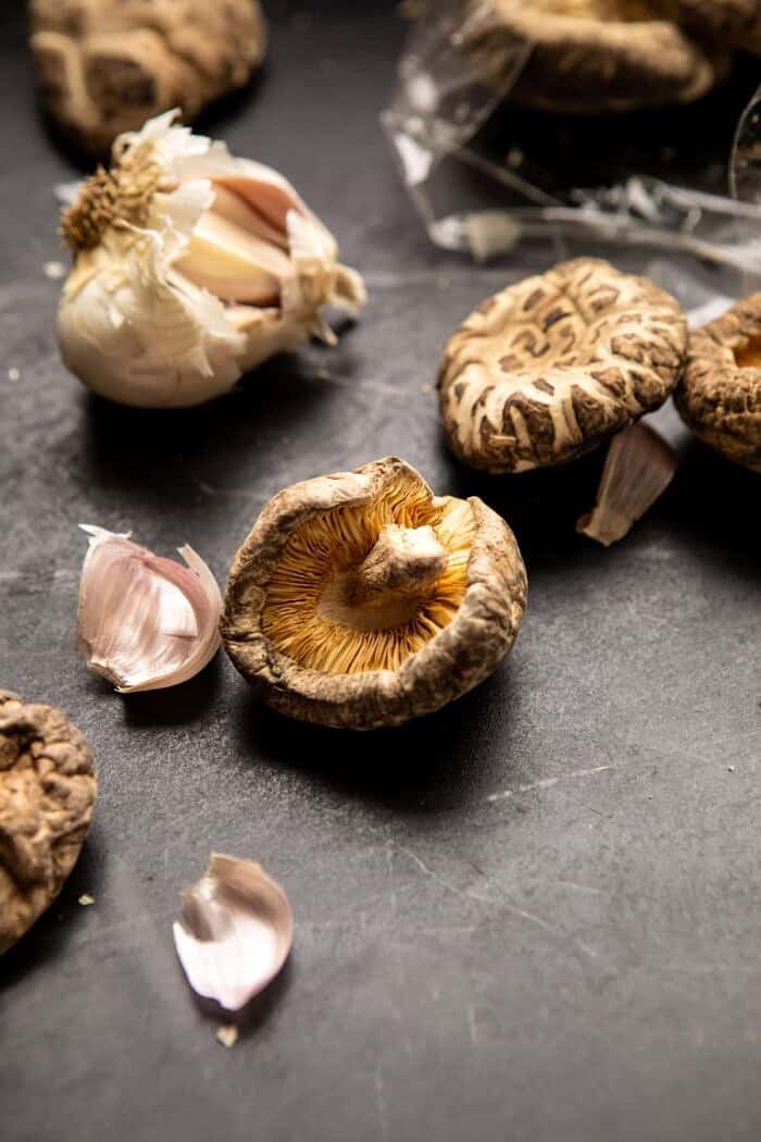 晒干蘑菇的照片