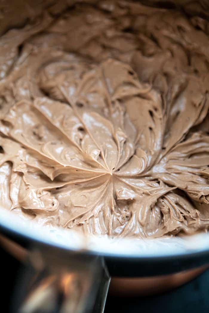 搅拌碗中的4种成分巧克力慕斯的准备照片