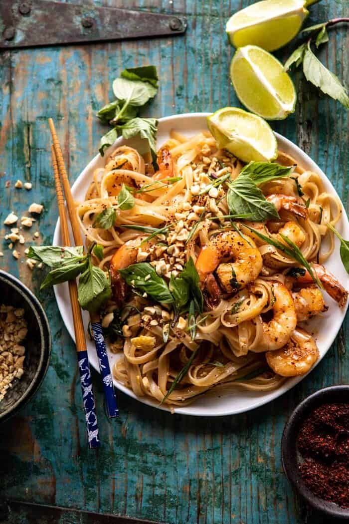 比外包大蒜黄油虾垫更好|halfbakedharvest.com #padthai #garlicbutter