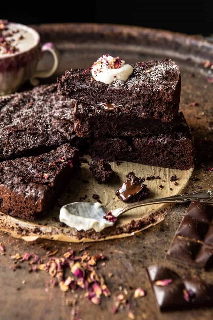 无面粉巧克力浓缩咖啡蛋糕与3块蛋糕堆叠在彼此的顶部，以暴露巧克力的侧面照片