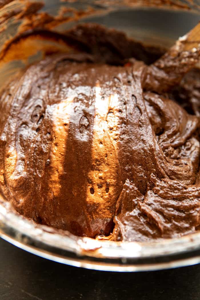 在烘烤之前，巧妙的巧克力浓咖啡蛋糕面糊