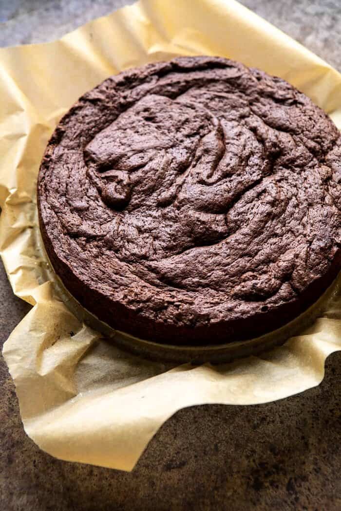 烘烤后的烤巧克力浓咖啡蛋糕，坐在羊皮纸