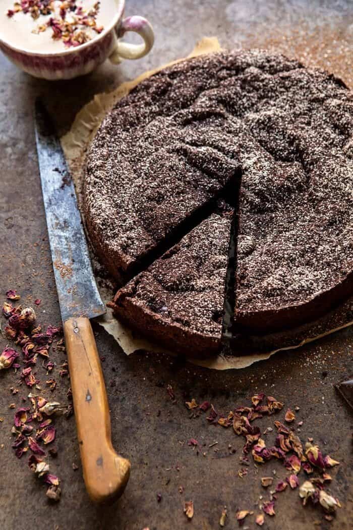 无面粉巧克力浓咖啡蛋糕的照片