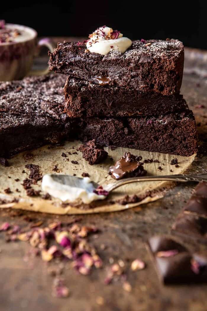 泛滥的巧克力浓咖啡蛋糕，叠加在彼此顶部堆叠了3块蛋糕