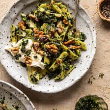 Herby Kale Pesto Pasta与Buttery Walnuts |halfbakedharvest.com