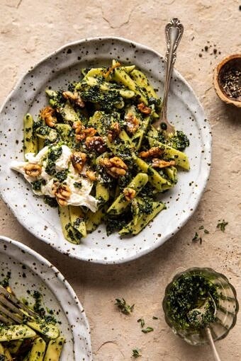 Herby Kale Pesto Pasta用Buttery Walnuts |halfbakedharvest.com