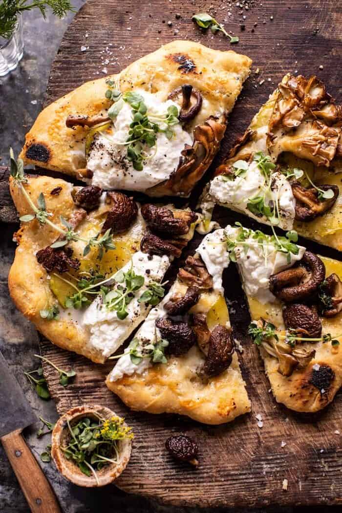 马铃薯和野生蘑菇Burrata披萨与薄饼切成切片的顶上的照片