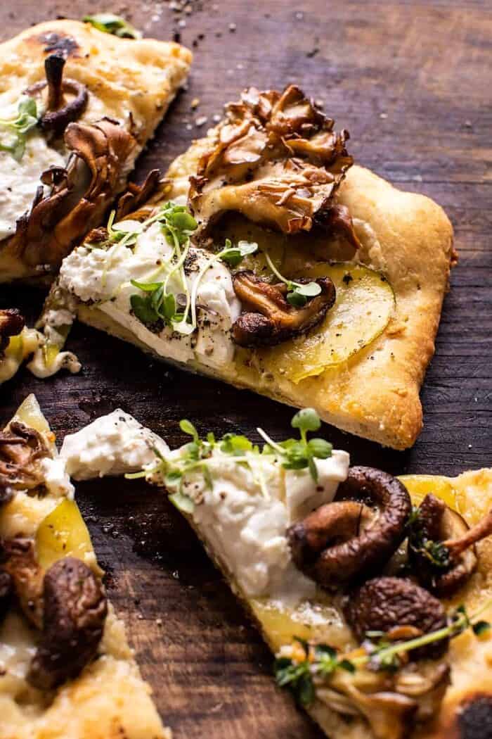 土豆和狂放的蘑菇burrata薄饼切片旁边有角度的照片