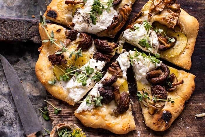 马铃薯和野生蘑菇布布拉塔披萨顶上的水平照片