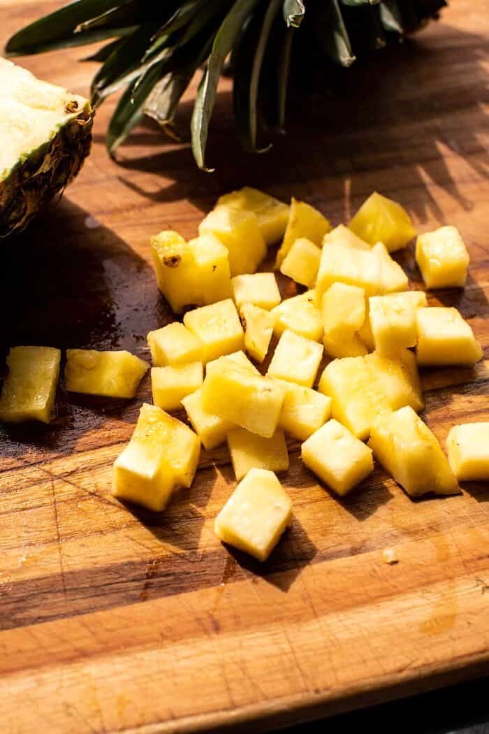 把菠萝块放在切菜板上