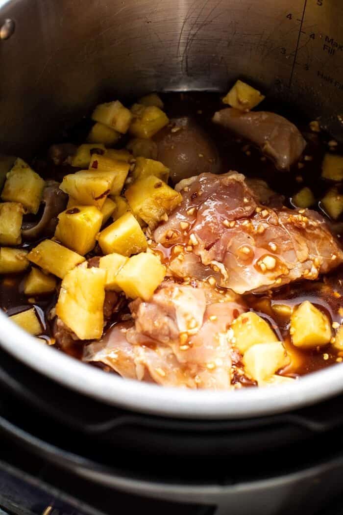 在烹饪前将菠萝和鸡肉用慢炖锅煮熟