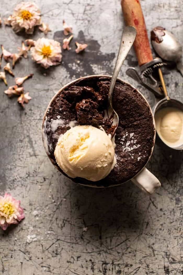 5分钟熔融巧克力蛋糕和冰淇淋的头顶照片